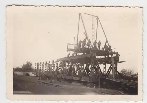 46025 Foto Pioniere bei Brückenbauarbeiten 2. Weltkrieg