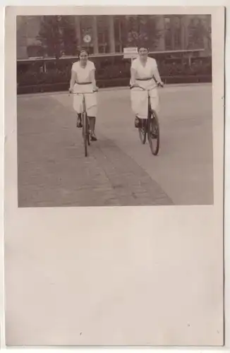 46010 Photo Ak 2 Femmes avec vélo vers 1930