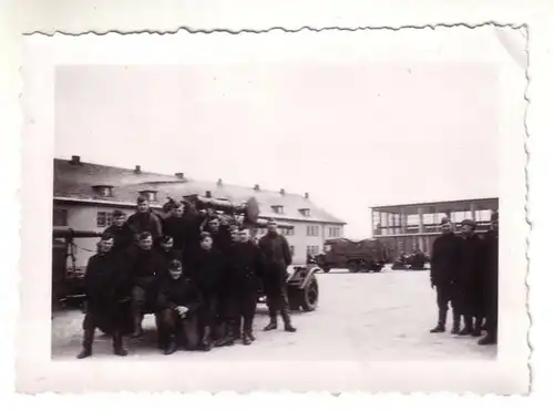 45754 Foto Flakgeschütz vor der Kaserne 2. Weltkrieg