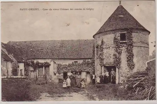 45470 Ak Passy Grigny Cour du vieux Chateau vers 1915