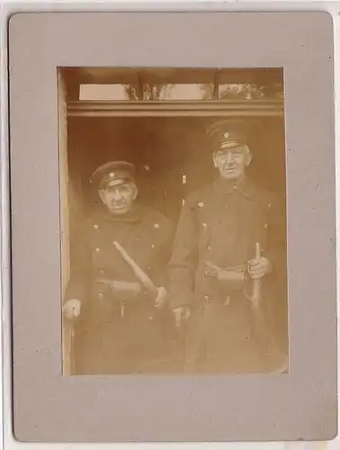 44011 Original Foto 2 Postillione in Uniform mit Posthorn um 1900