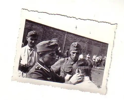 43969 Foto Anprobe der Gasmaske im 2. Weltkrieg