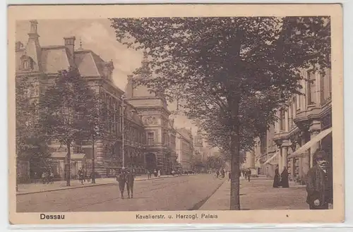43803 Ak Dessau Kavalierstraße und herzogliches Paalais um 1940