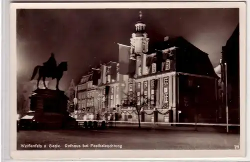 43696 Foto-Ak Weißenfels Rathaus Festbeleuchtung um1935