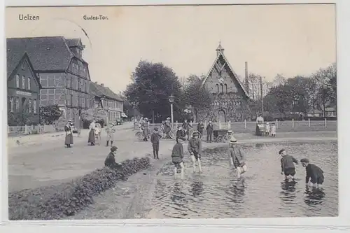 42975 Ak Uelzen Gudes Tor und im Wasser spielende Kinder 1909