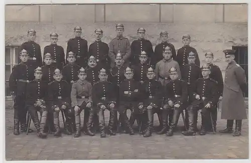 42702 Foto Ak Dresden Soldaten mit Pickelhaube um 1915