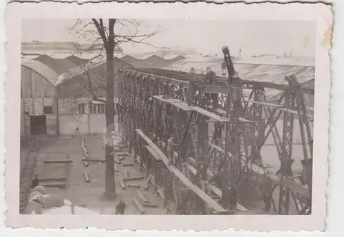 42491 Foto Pioniere bei Brückenbauarbeiten 2. Weltkrieg