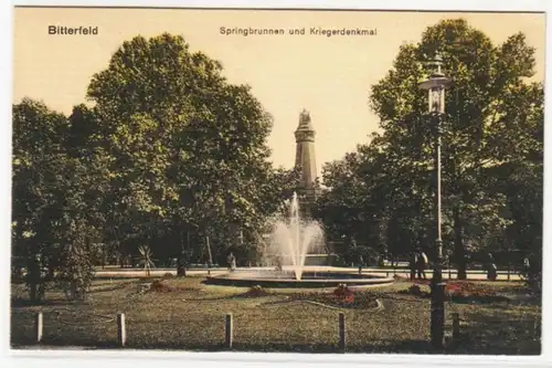 42219 Ak Bitterfeld Springbrunnen und Kriegerdenkmal