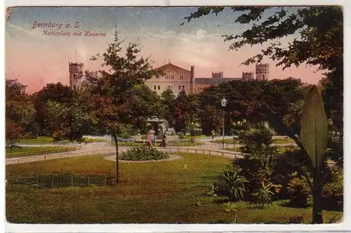 41867 Ak Bernburg Karlsplatz mit Kaserne um 1920