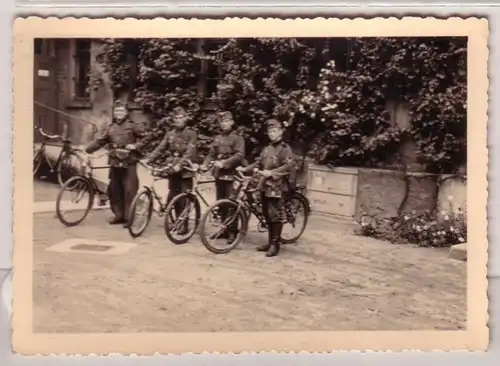 41860 Photo 4 soldats sur patrouille de vélo 2e guerre mondiale