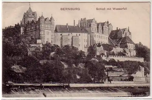 41696 Ak Bernburg Château avec cascade 1911