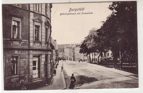 41091 Ak Burgstädt Bahnhofstraße mit Promenade um 1910