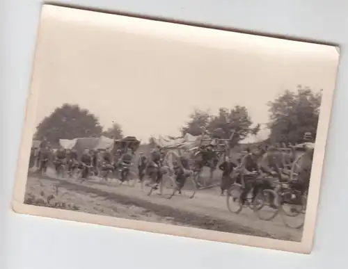 40150 Foto Soldaten Fahrradkolonne vor Flüchtlingstreck um 1940