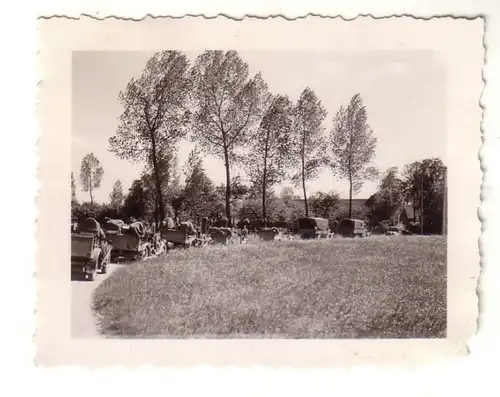 39837 Original Foto Deutsche Fahrzeugkolonne in Frankreich im 2. Weltkrieg