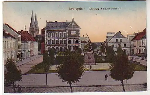 39601 Ak Neuruppin Place d'école avec monument guerrier 1917