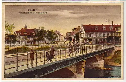 39438 Ak Staßfurt Bodebrücke und Schulzenplatz um 1920