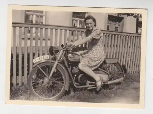 39393 Photo jeune femme avec vieille moto vers 1940