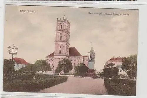 39084 Ak Neustrelitz Denkmal und Kirche um 1910