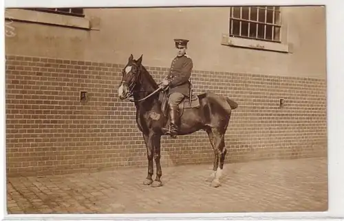 37667 poste de terrain photo Ak Magdeburg Soldat Cavalier 1918