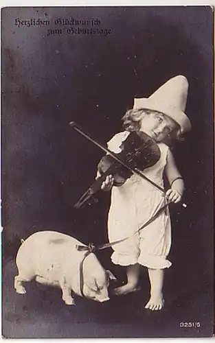 37663 Humor Ak Kind mit Geige und Schwein am Band 1917