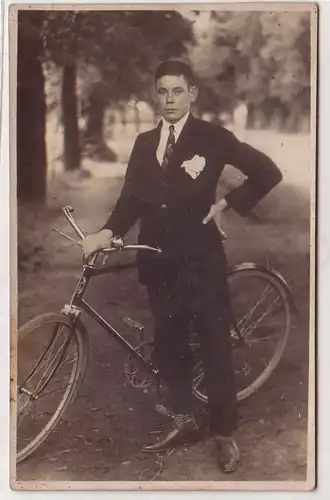37177 Foto Ak Junger Mann mit Fahrrad um 1920