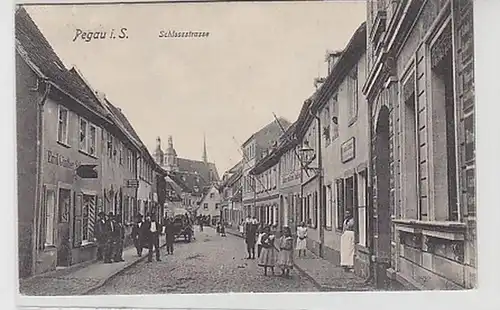 36916 Ak Pegau Schloßstraße mit Geschäften 1906