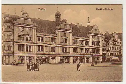 36621 Ak Torgau Markt und Rathaus um 1930