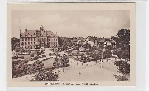 36563 Ak Rathenow Kreishaus und Moltkestraße um 1930