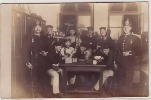 35902 Foto Ak Soldaten Sachsen mit Pickelhaube in der Stube um 1915
