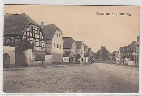 35739 Ak Gruß aus Alt Radeburg Straßenansicht um 1910