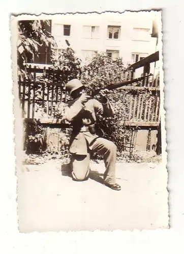 35022 Original Photo Soldat avec fusil dans l'attentat 2e guerre mondiale