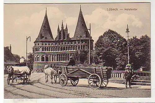35003 Ak Lubeck Holstentor avec des ateliers de conduite de chevaux vers 1910