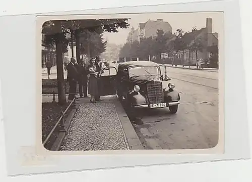 34572 Foto mit alten PKW Personen Kraftfahrzeug um 1930