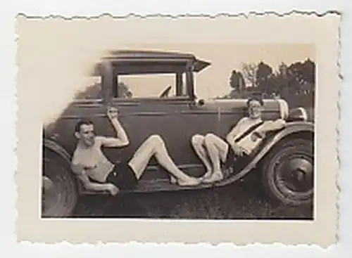 34146 Photo Auto Oldtimer 2Hommes au bain de soleil vers 1930