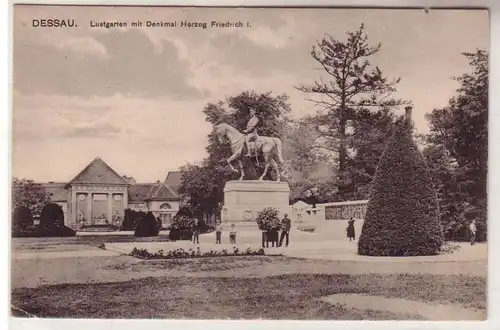 33482 Feldpost Ak Dessau Lustgarten mit Denkmal Herzog Friedrich I. 1915