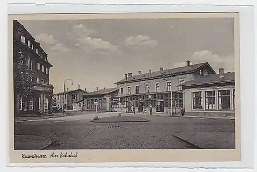 33207 Ak Neumünster i.H. à la gare vers 1940