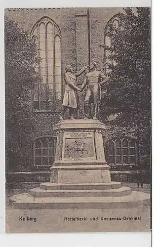 32543 Ak Kolberg Nettelbeck- und Gneisenau Denkmal 1920