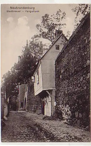 32414 Ak Neubrandenburg Stadtmauer & Fangelturm um 1910