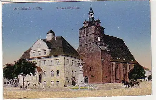 31530 Ak Dommitzsch a. Elbe Rathaus mit Kirche um 1920