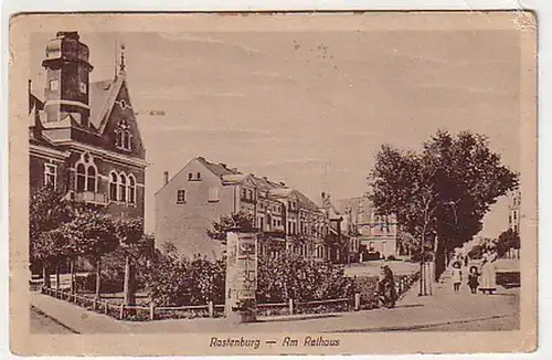 30130 Ak Rastenburg am Rathaus um 1920