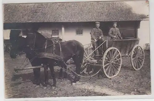 30128 Foto Ak 2 Husaren mit Pferdegespann im 1. Weltkrieg