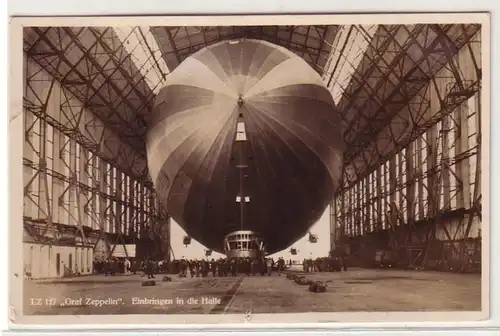 29136 Ak Luftschiff LZ 127 "Graf Zeppelin" Einbringen in der Halle um 1930