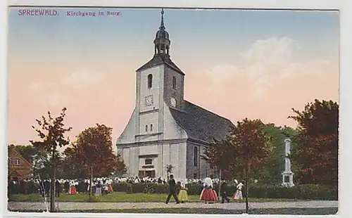 28119 Ak Spreewald Kirchgang in Burg um 1920