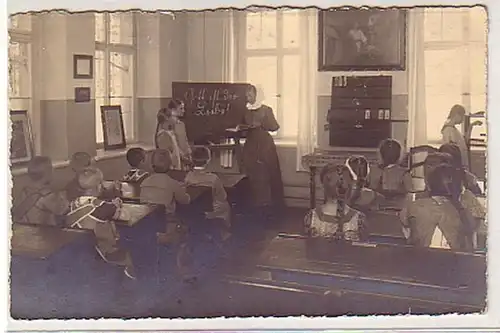 28015 Photo Ak Enfants sur le banc d'école vers 1930