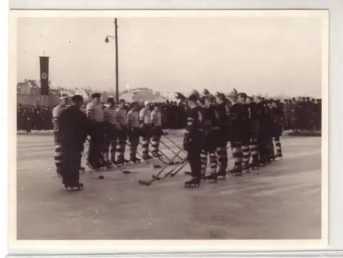 27942 Foto 2 Eishockeymannschaften auf dem Eis um 1935