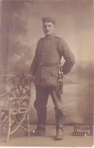 26388 Foto Ak Soldat 1. Weltkr. mit Seitengewehr um 1915
