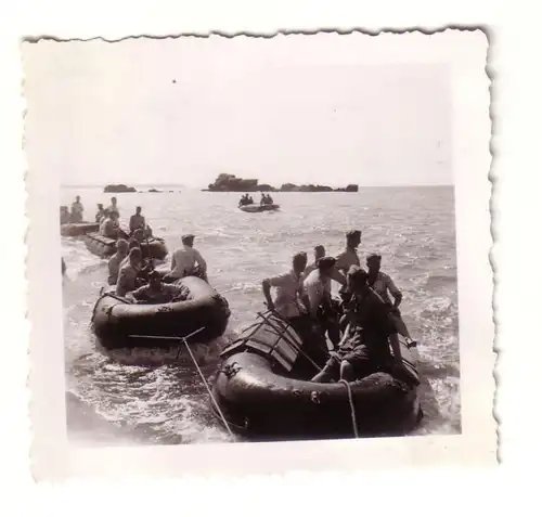 25742 Original Foto Deutsche Soldaten in Schlauchbooten im 2. Weltkrieg