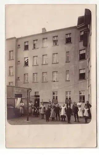 25478 Foto Ak Guben Wohnhaus Hinterhof 1912