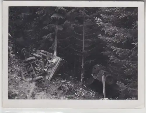 25427 Photo camion militaire allemand accidenté dans la 2e guerre mondiale