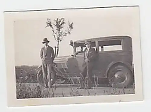 25049 Photo voiture Oldtimer sur la route de campagne vers 1930